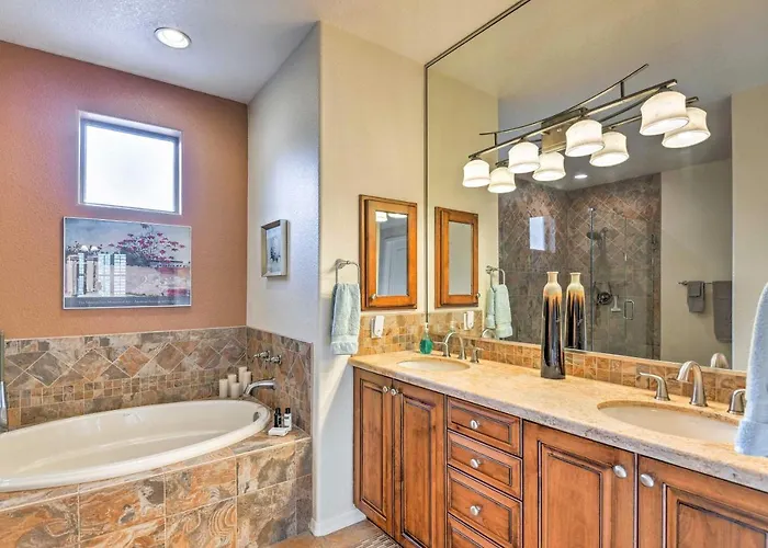 Pool, Balcony & Golf Course Views: Gem Holiday home Scottsdale