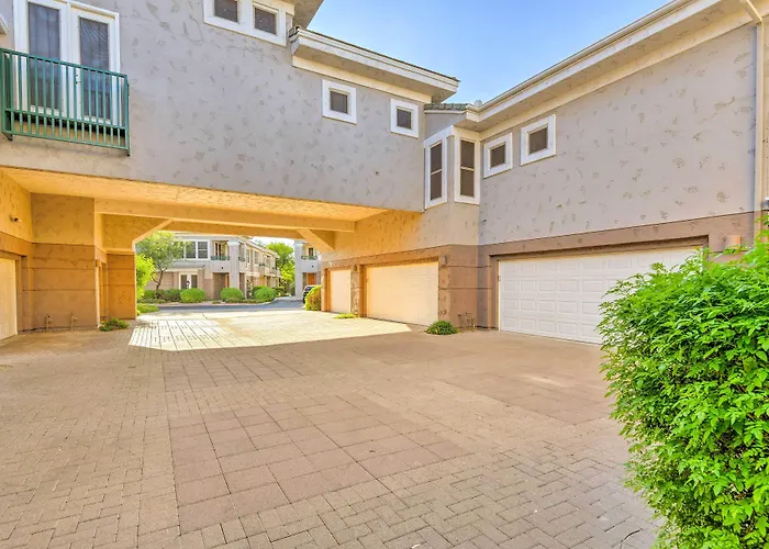 Pool, Balcony & Golf Course Views: Gem Holiday home